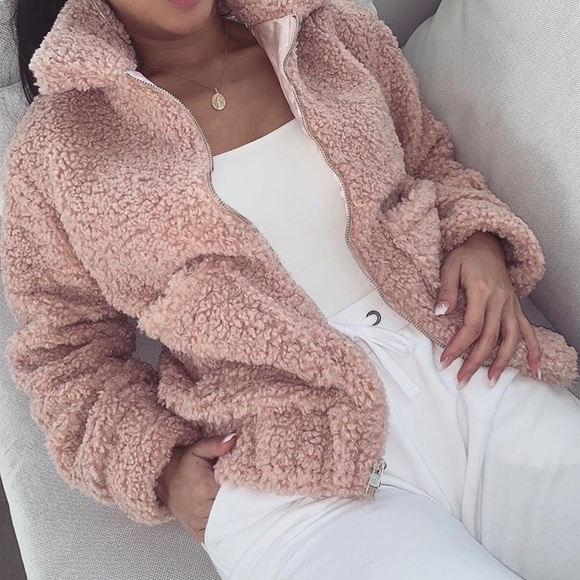 🆕Gorgeous golden Virgin Mary necklace 🙏🏻💕 - Picture 2 of 8